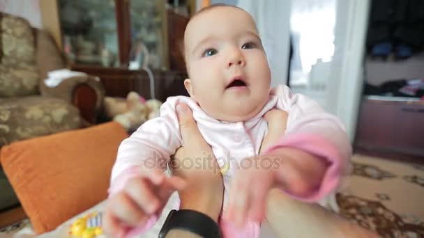 Papa tient bébé dans les mains de la vue à la première personne . — Video