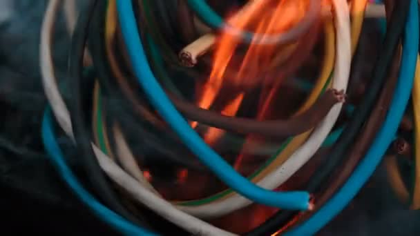 Firing wire in fire — Stock Video
