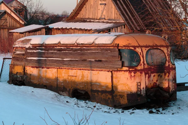 Old rusty and collapsed bus shrouded in snow. — Stock Photo, Image