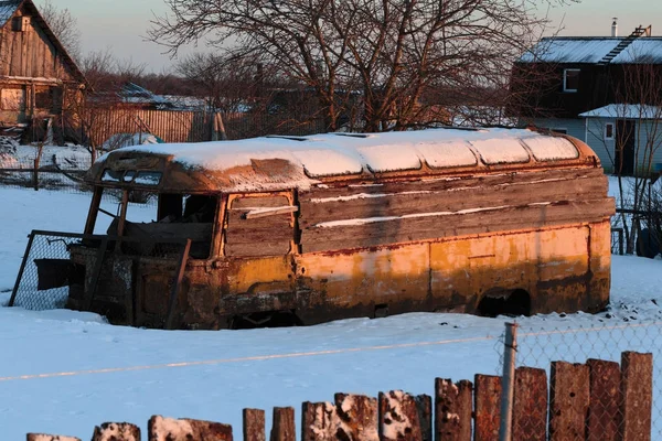 雪に包まれた古いさびたと折りたたまれたバス. — ストック写真