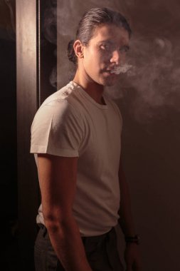 Uzun saçlı güzel romantik adam.