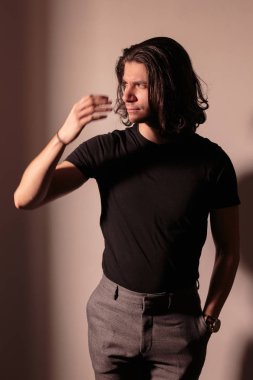 Siyah uzun saçlı acımasız adam.