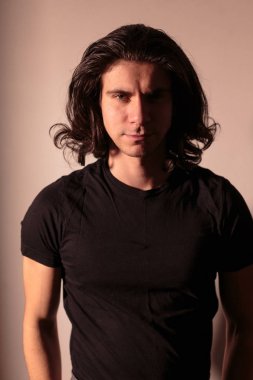 Siyah uzun saçlı acımasız adam.