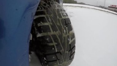 Yavaş çekimde bir arabanın tekerlekleri altında ıslak kar