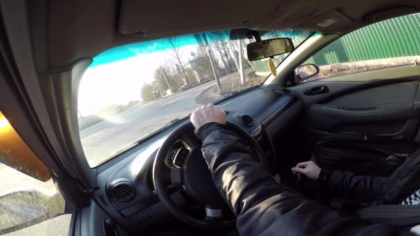 У салоні автомобіля під час водіння — стокове відео