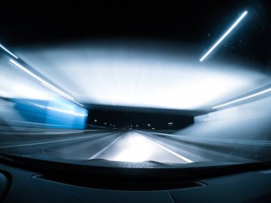 Geceleri araba hızlı.