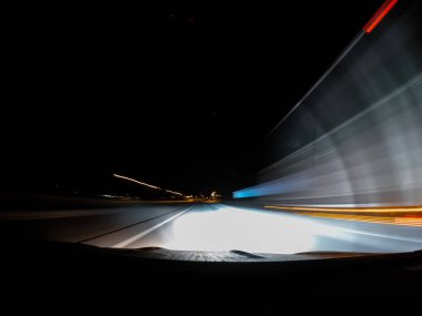 Geceleri araba hızlı.