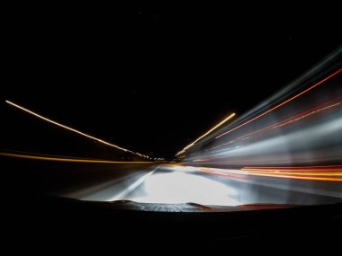 Geceleri araba hızlı.