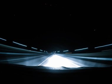 Geceleri araba hızlı.