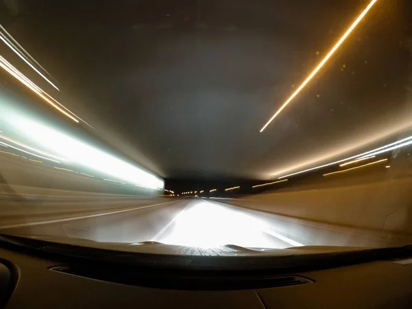 Швидке водіння на машині вночі . — стокове фото