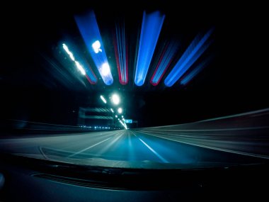 Geceleri araba hızlı.