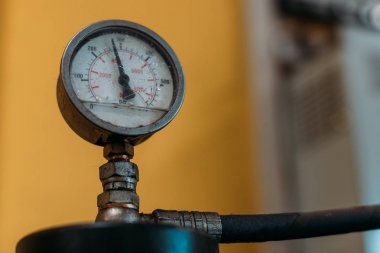 Bir garaj gaz silindir kapak.