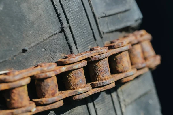 Neumático enrollar una cadena oxidada . —  Fotos de Stock