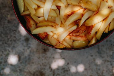 Kızarmış patates kızartma tavasında