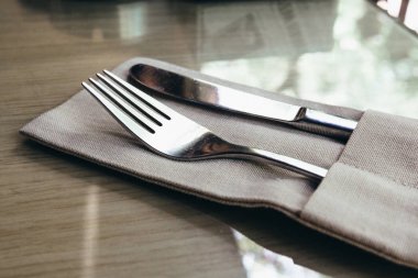 çatal ve bıçak masaya.