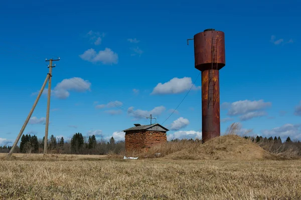 Velha torre de água enferrujada — Fotografia de Stock