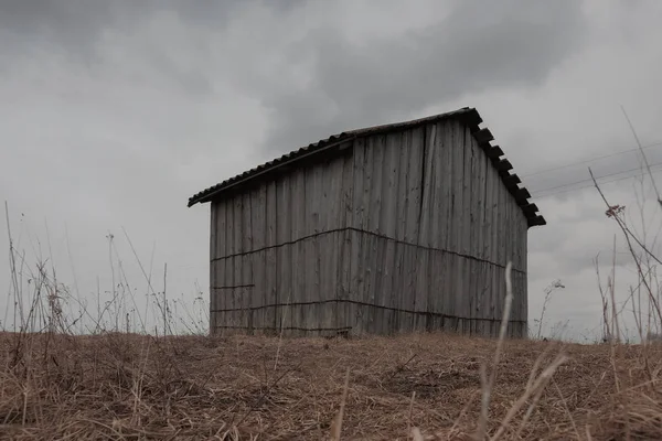 Staré osamělé dřevěné stodoly — Stock fotografie