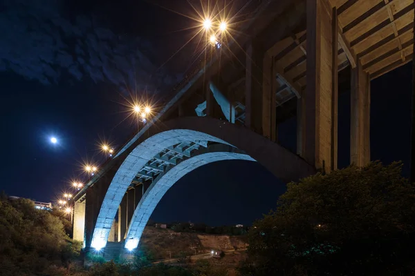 Большой Разданский мост Ереван, Армения. Вид снизу на Киевский мост. Одноарочный мост через реку Раздан в Ереване — стоковое фото