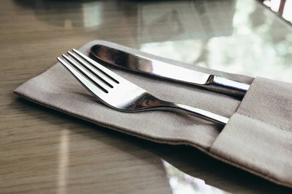 çatal ve bıçak masaya.