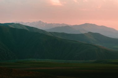 dağlar, Ermenistan'ın günbatımı üzerinde