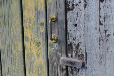 Eski ahşap kapı kilidi sallanan ile.