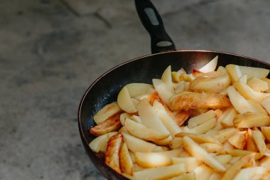 Kızarmış patates kızartma tavasında