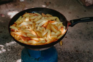 Kızarmış patates kızartma tavasında