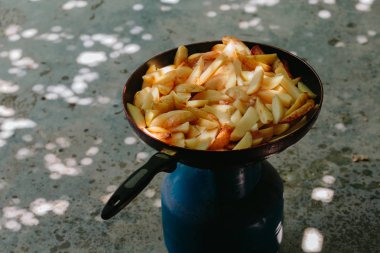 Kızarmış patates kızartma tavasında