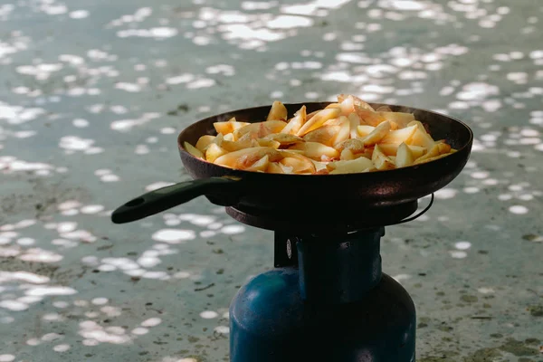 Fried potatoes in a frying pan — Stock Photo, Image