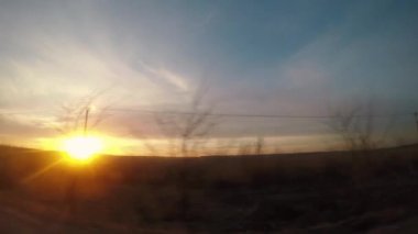 Araba penceresinde günbatımı