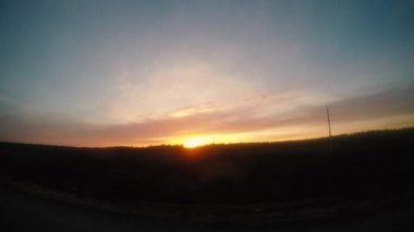 Araba penceresinde günbatımı