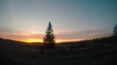 Gün batımında araba sürüş.