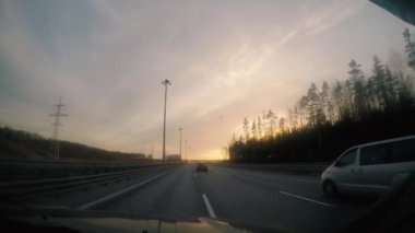 Araba penceresinde günbatımı