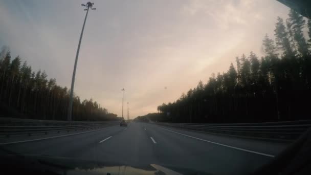 Ηλιοβασίλεμα στο παράθυρο του αυτοκινήτου — Αρχείο Βίντεο