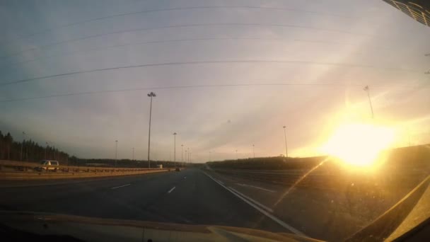 Coucher de soleil dans la fenêtre de la voiture — Video