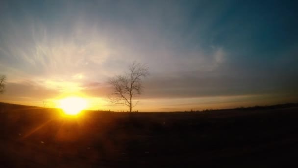 Coucher de soleil dans la fenêtre de la voiture — Video