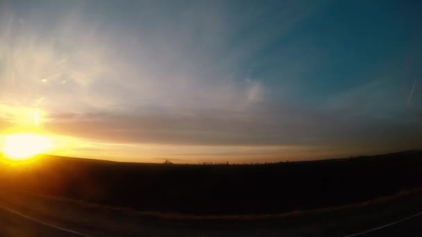Coucher de soleil dans la fenêtre de la voiture 