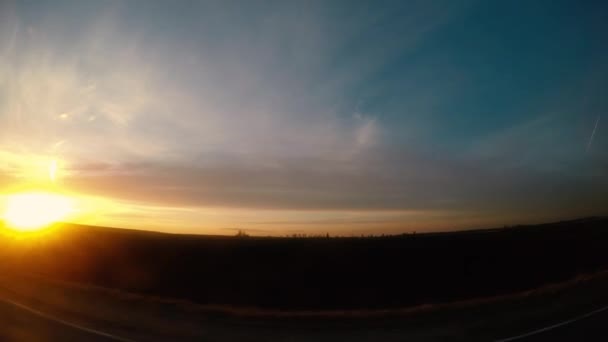 Zonsondergang in de autoruit — Stockvideo