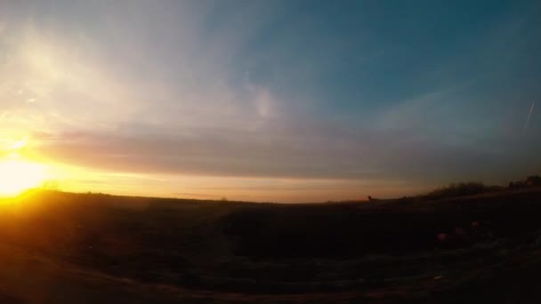 Zachód słońca w oknie samochodu — Wideo stockowe