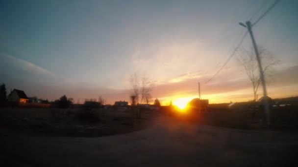Οδήγηση στο αυτοκίνητο στο ηλιοβασίλεμα. — Αρχείο Βίντεο