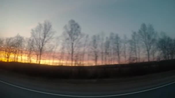 Araba penceresinde günbatımı — Stok video