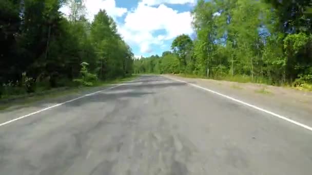 Conduire sur des routes asphaltées en été 
