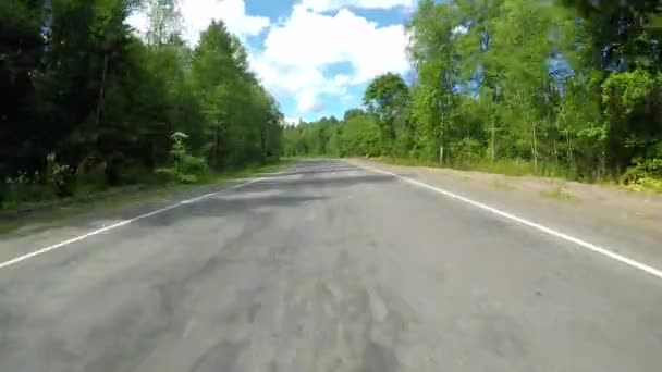 Conduire sur des routes asphaltées en été — Video