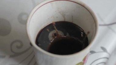 küp şeker bir fincan kahve yavaş hareket ile düşüyor