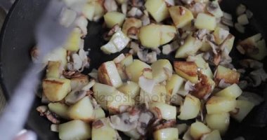 bir tavada mantar patates