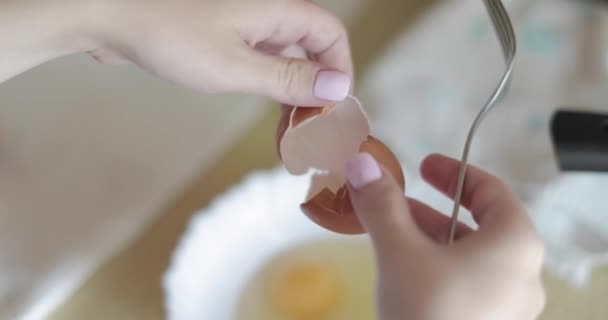 Casca de ovo em mãos — Vídeo de Stock