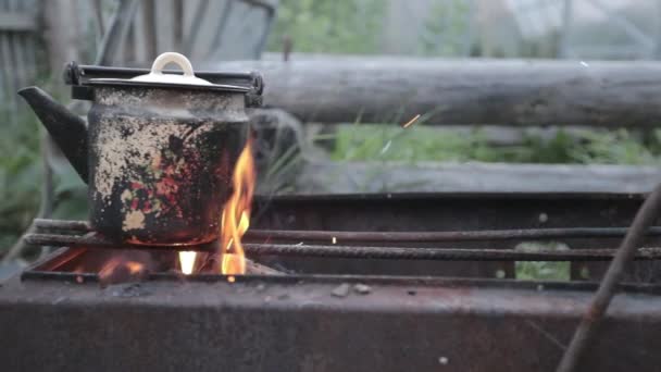 Hervidor de agua caliente en un fuego en cámara lenta — Vídeos de Stock