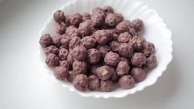 Bir tabak içinde çikolata topları