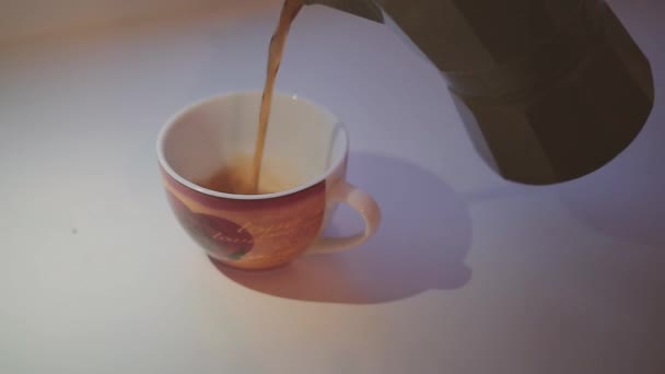 Derramar café en una taza — Vídeo de stock