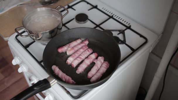 Korv med bacon i en stekpanna — Stockvideo